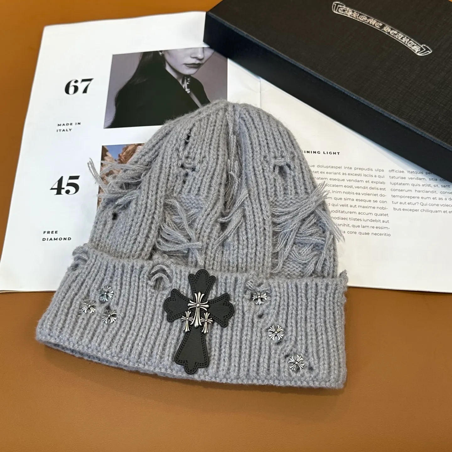 P70 🤍Chrome hearts new autumn and winter cross knitted hat🧶 One of the must-have hats in autumn and winter~ It really looks good on whoever wears it~, it is also a perfect match in black and white and gray in autumn~